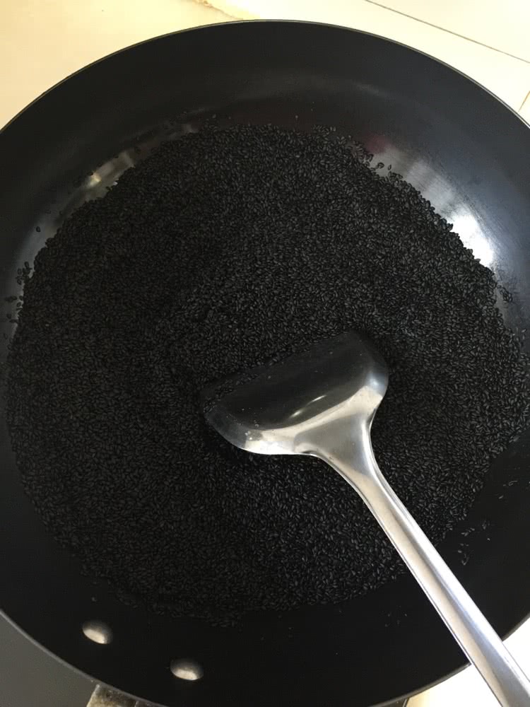 九蒸九晒黑芝麻丸的做法图解3
