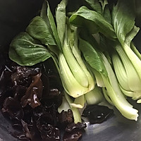 油菜木耳牛肉锅贴#自己做更健康#的做法图解1