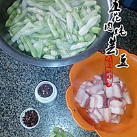 五花肉炖芸豆的做法图解1