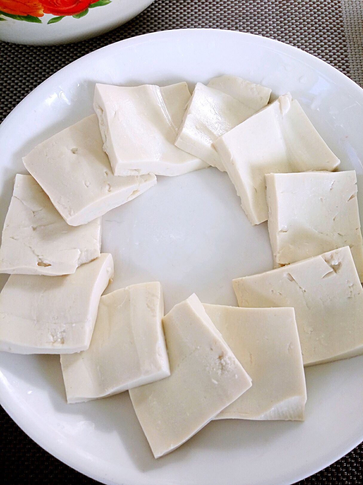 将豆腐切片摆盘,摆盘不仅仅是为了美观,这样搭可以让汤汁顺着豆腐流