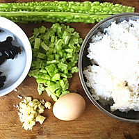 苦瓜蛋炒饭的做法图解1