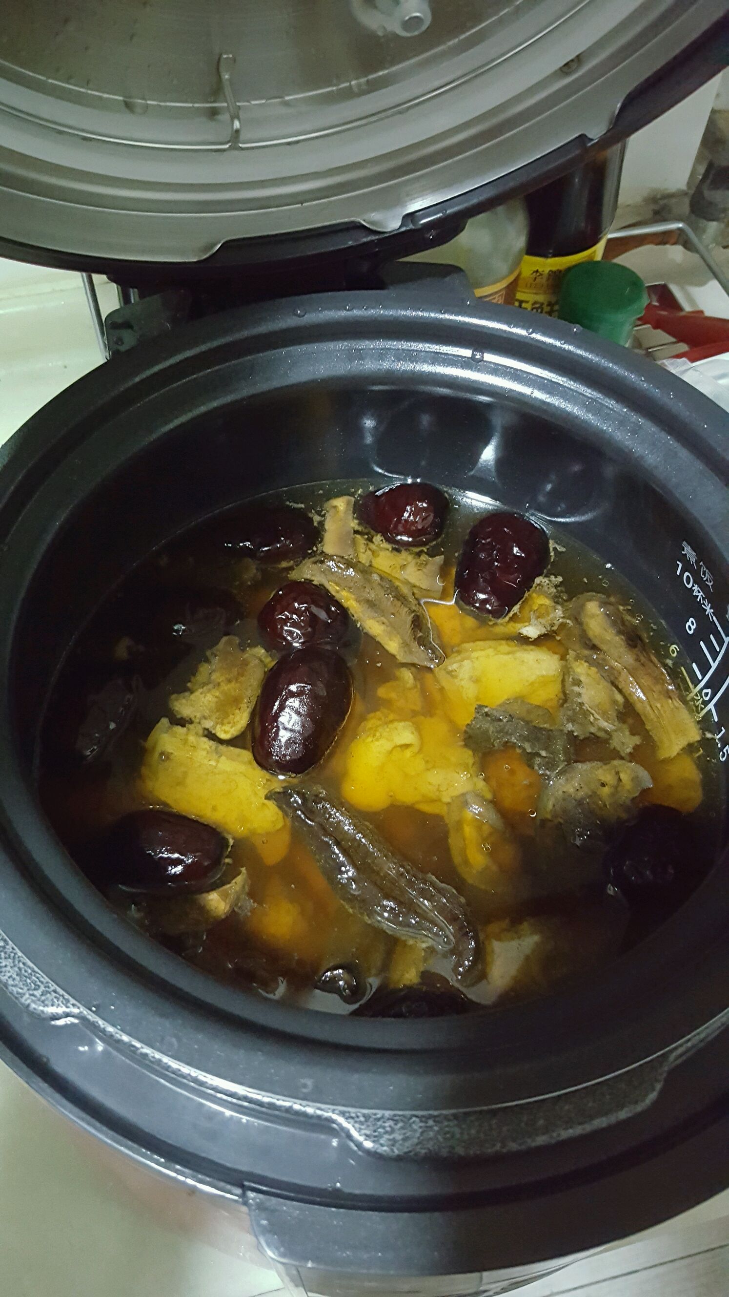 将煮开的土鸡和汤水倒入高压锅中,再加少许盐,设置煲汤档就ok啦