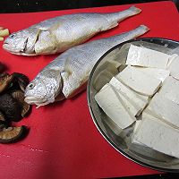 香菇豆腐烩黄鱼的做法图解1