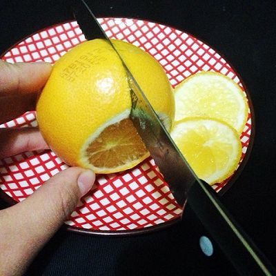 两种方法巧剥橙子