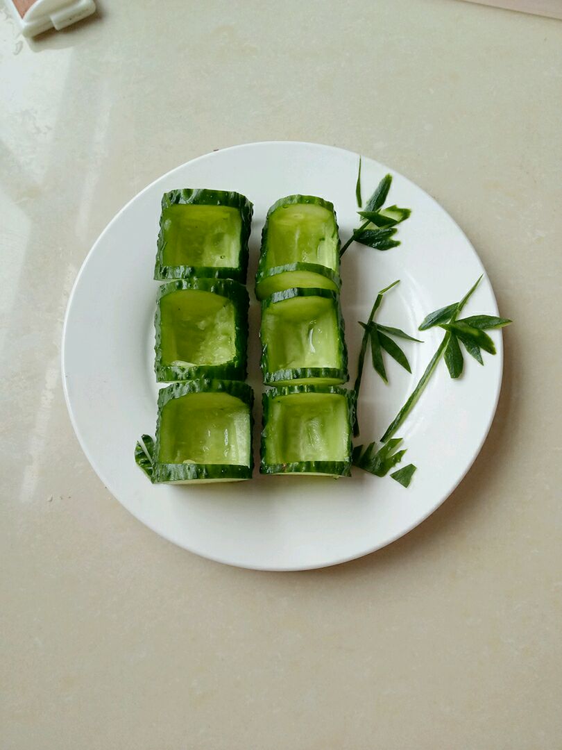 蔬菜水果沙拉#丘比轻食厨艺大赛#的做法步骤 黄瓜洗净去头去尾,切成小