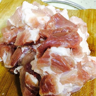 把夹心猪肉混入切成小人肉.猪肉洗净块状卖图片
