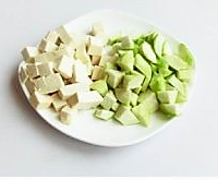 龙井丝瓜豆腐汤的做法图解1