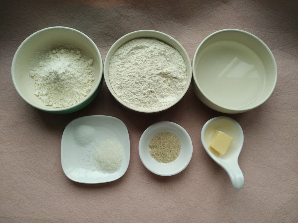 准备好高筋面粉克,低筋面粉30克,纯净水100克,白砂糖6克,食盐2克