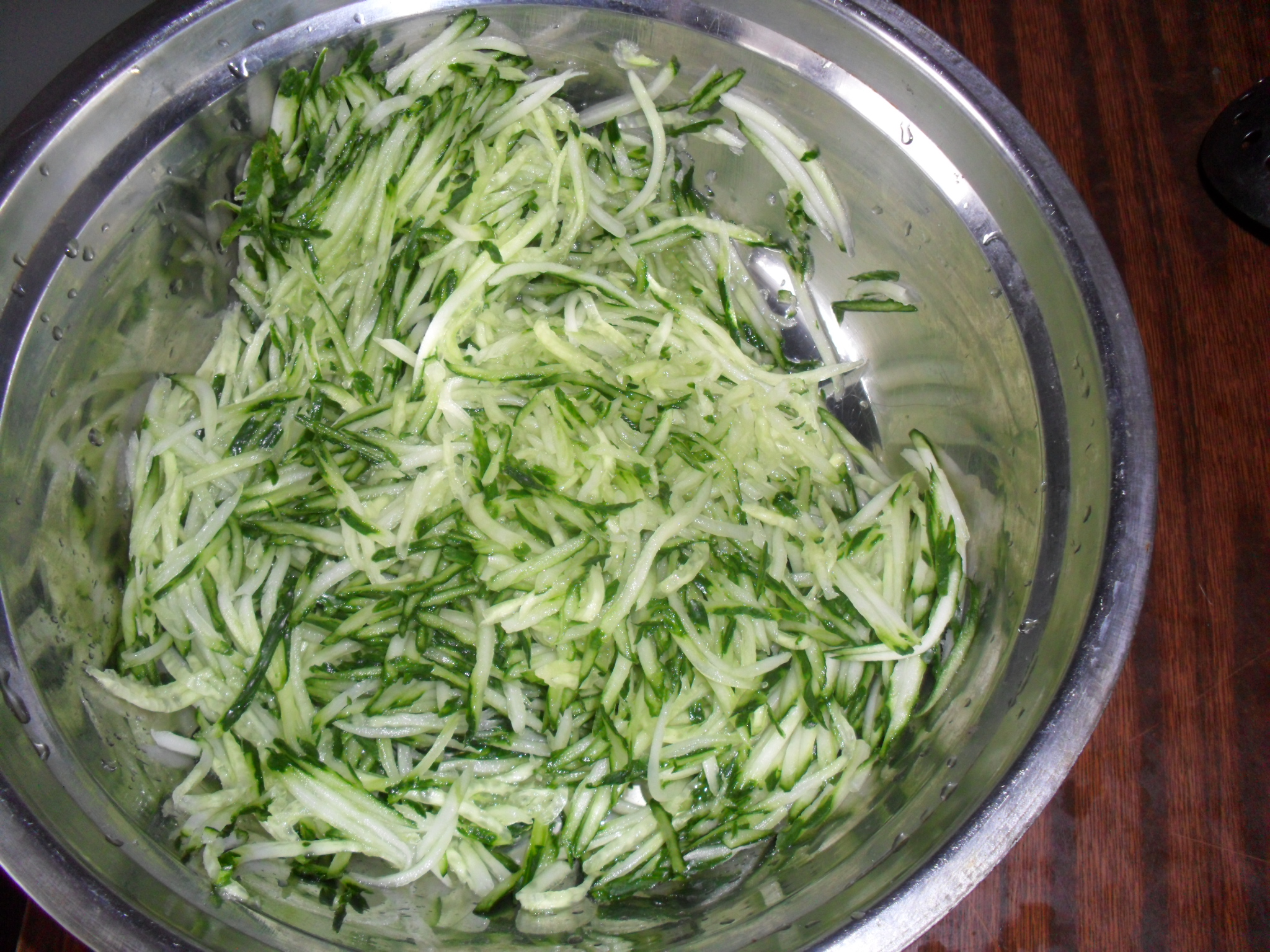 绿豆芽拌大蒜的做法步骤3.放芝麻酱4.放盐5.倒入生抽黄瓜末洒在土里图片