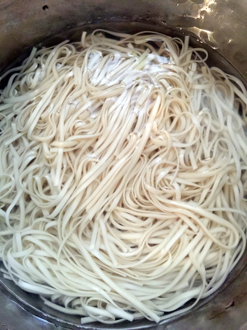 开水下锅煮面条2分钟,捞起泡凉水里.