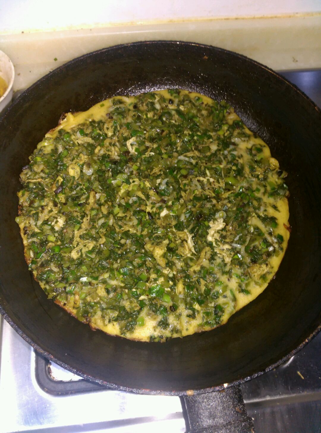 韭菜,荠菜,尖椒切碎;下油锅炒一个鸡蛋,热锅加入虾皮,姜末,豆豉末