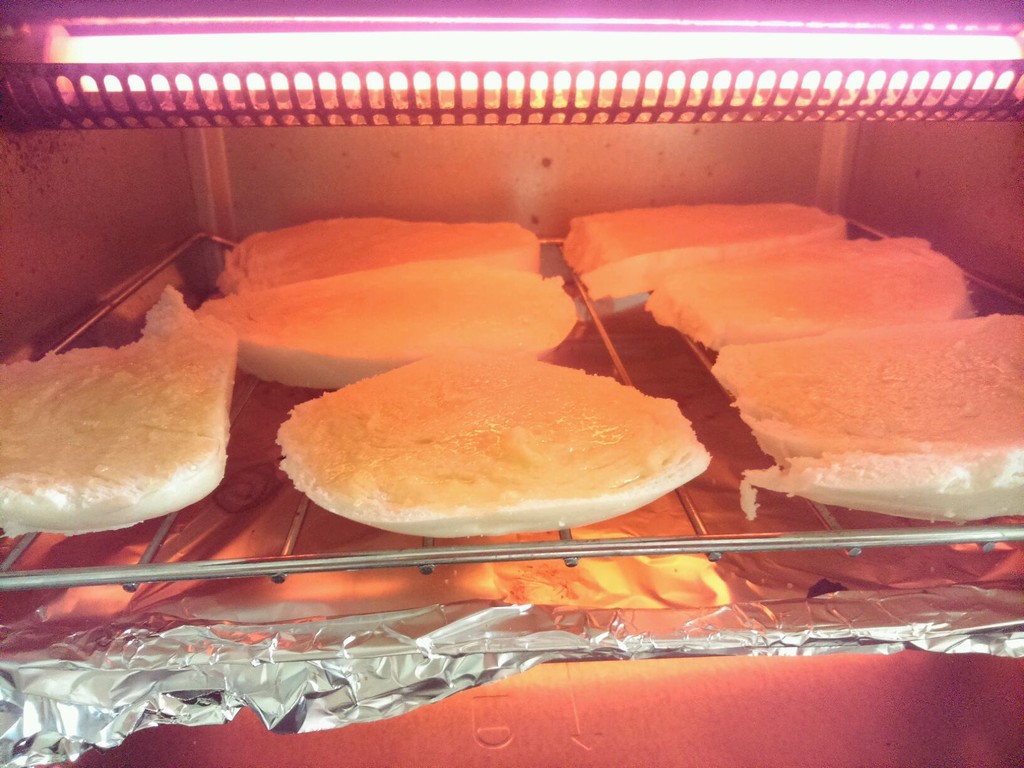入烤箱,一百八十度,烤到表面微黄即可.