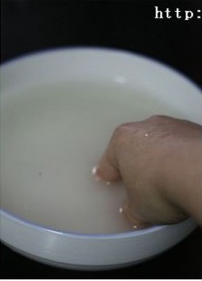 提前半小时到一小时,准备好你需要的米,将大米淘洗干净