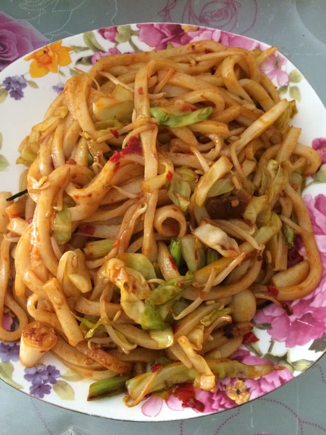 翻炒稍后腊肉翻炒绿豆芽和包菜放入,加一勺郫县豆瓣酱放入继续至菜快蒜苗冷水下煮多久能熟图片