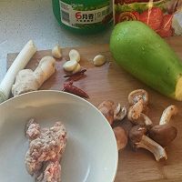 香菇猪肉茄子的做法图解1