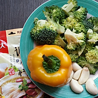 蒜蓉彩椒西兰花的做法图解1