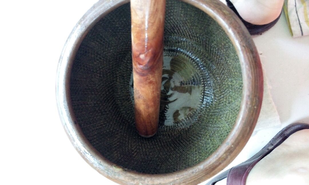 首先你要有一个伢钵,和擂茶棍!