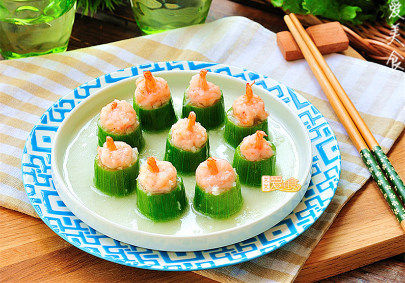 翠绿的丝瓜顶着嫩红的虾球, 不仅造型漂亮讨巧, 而且低脂营养美味图片