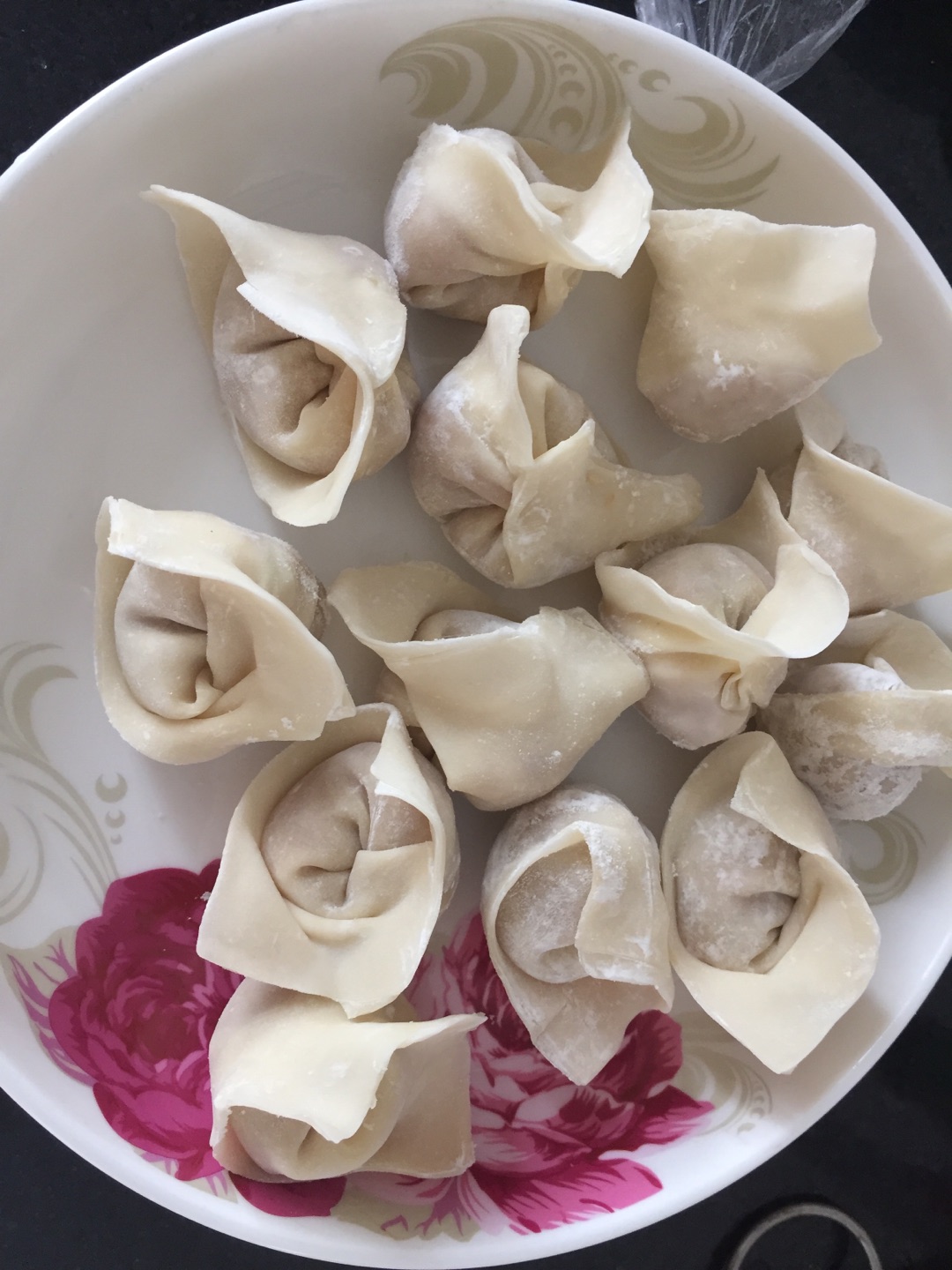 买的现成的馄饨皮,包馄饨,因做的多,其他的都冻冰箱了,想吃直接煮就