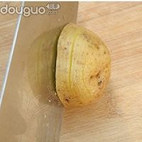 土豆烤香肠的做法图解1