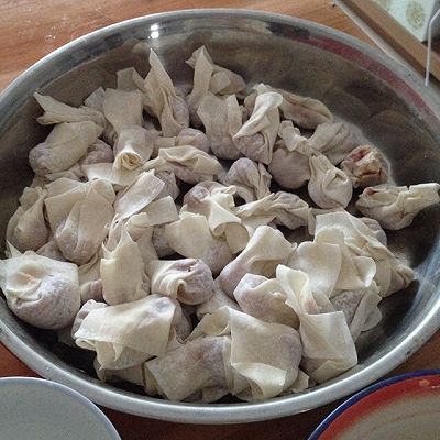 把五花肉剁碎,加适量盐,油,椒粉,酱油扮好,云吞皮可以直接市场买现