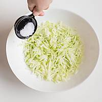 冬至就吃清爽鲜美的西葫芦鲜虾饺子的做法_【