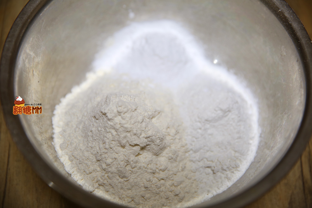 低筋面粉100克,糯米粉20克,糖粉30克放入一个大盆中
