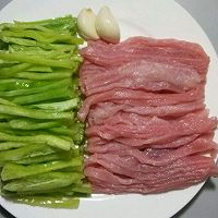 尖椒肉丝的做法图解1