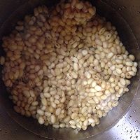 番茄黄豆炖猪蹄的做法图解1