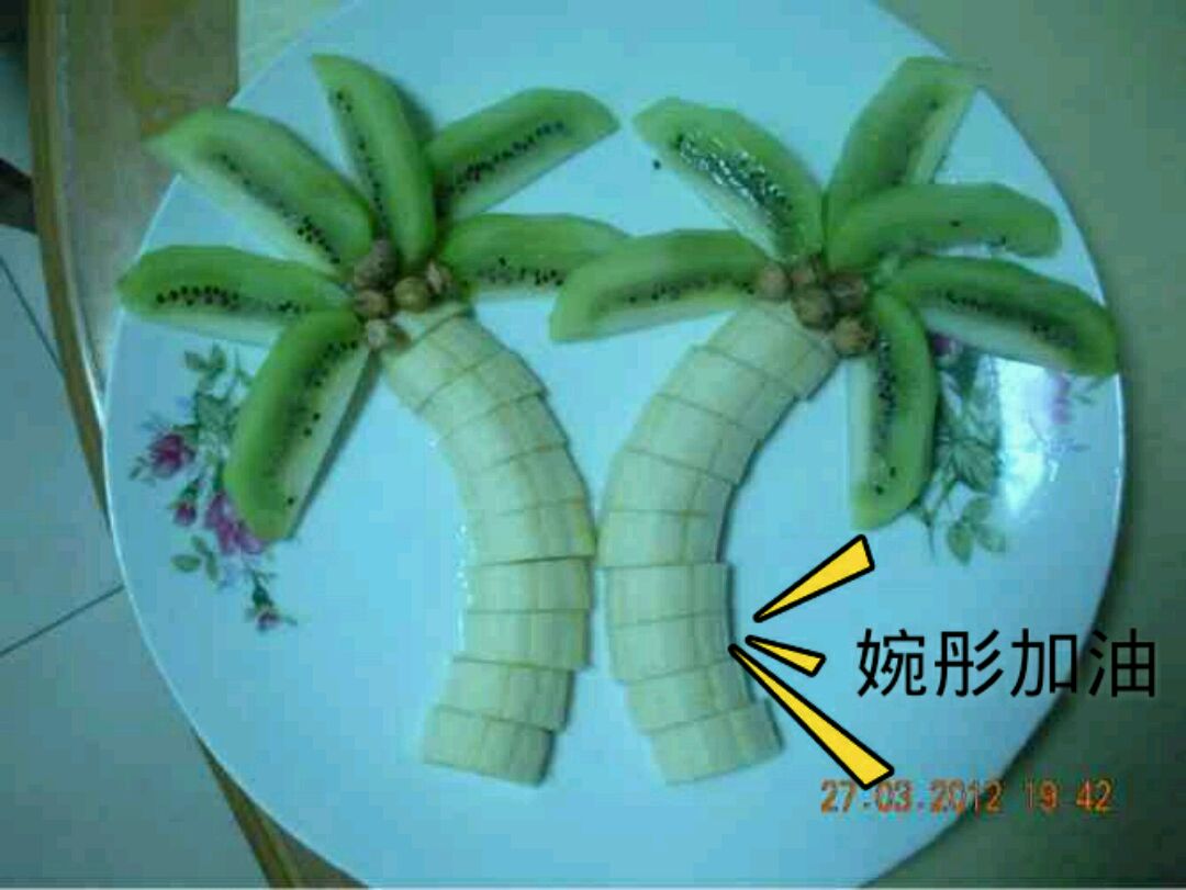 香蕉从中间竖着切开,再切小段,摆盘. 2. 猕猴桃去皮切n个小丫,摆盘.
