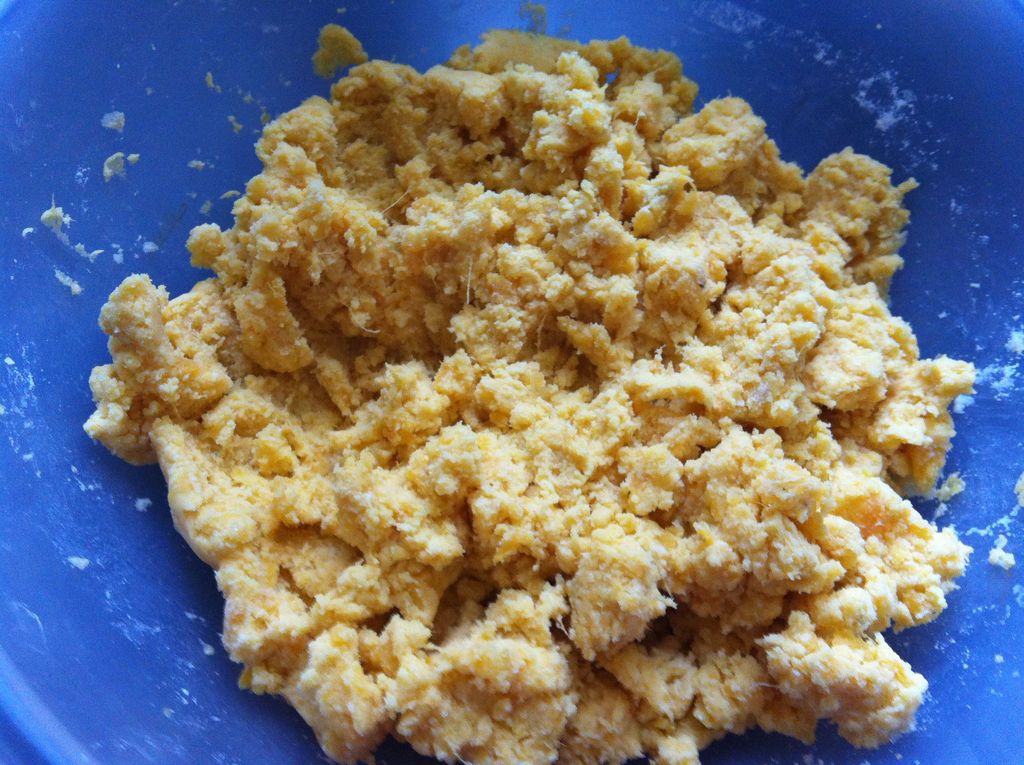 蒸熟红薯趁热加上糯米粉,白糖,捣烂揉成一个大面团.
