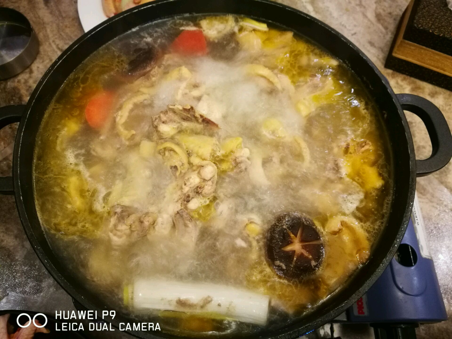 1、鸡的品质很重要,新鲜的,不要冷冻的;鸡不要太大,太肥的,建议骟鸡或公鸡,清远鸡和走地鸡最好,我买不到,所以是三黄鸡;母鸡不超过两斤半也可以;可以在菜场请鸡贩帮你斩件,长条比较容易熟。 2、清汤汤底先入材料烧沸,高汤都不要,清水和最普通的简单食材姜片马蹄红白萝卜玉米段葱段一滚即可,是为了突出后面的主食材,鸡块的本味和质地,当然高汤也行,但是感觉太过厚重了。 3、锅底如果真不想用清水,建议用碎米(泰国香米入料理机打碎)提前半小时熬毋米粥粥底,做成粥底火锅,其它配料不变,味道比清水锅底更好。 4、汤底少放盐