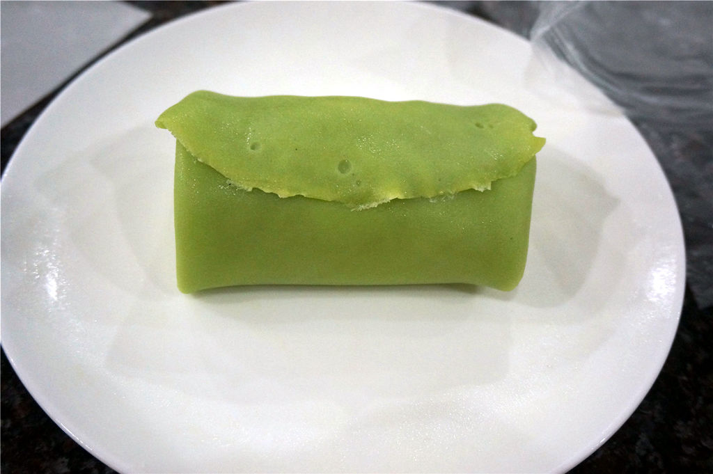 1、班戟的口味有很多,为了区分不同的口味,甜品店一般用不同颜色的表皮包裹不同的馅料,比如芒果班戟大多为黄色,榴莲班戟一般为绿色。在班戟皮里加入绿茶粉可以使班戟皮的颜色变绿,如果没有绿茶粉,也可以加入少许绿色的食用色素。当然,如果你不在乎表皮的颜色,也可以不放的。 2、把榴莲换成其他的水果,可以做其他口味的班戟,比如换成芒果、黄桃、草莓等等。 3、煎班戟皮的时候,推荐用不粘效果较好的平底锅。煎的时候用小火,煎到班戟皮凝固就可以用铲子铲下来了。不要煎的时间太长,否则班戟皮会糊,包馅的时候也容易开裂。