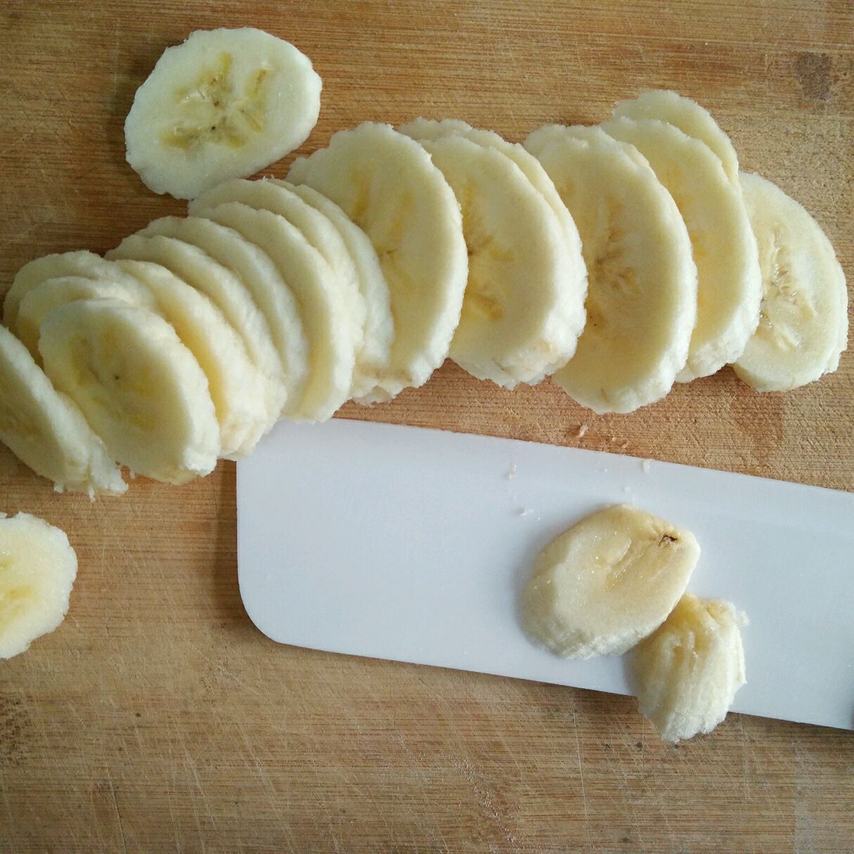 成熟黄色香蕉用切的香蕉 库存图片. 图片 包括有 详细资料, 食物, 特写镜头, 新鲜, 有机, 营养 - 132728331