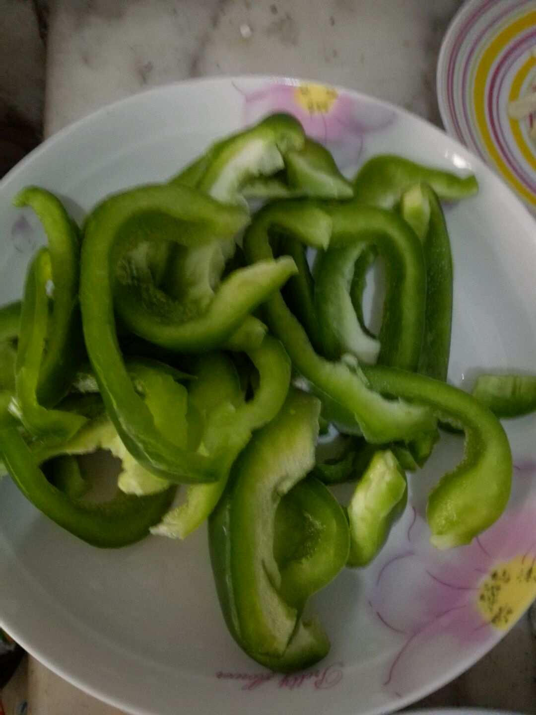 火腿炒灯笼椒的做法图解1