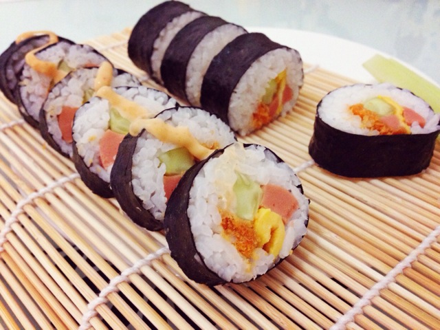 做寿司，即制作寿司。寿司起源于中国，后传入日本，主要用紫菜卷