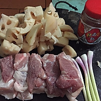 五花肉闷藕的做法图解1