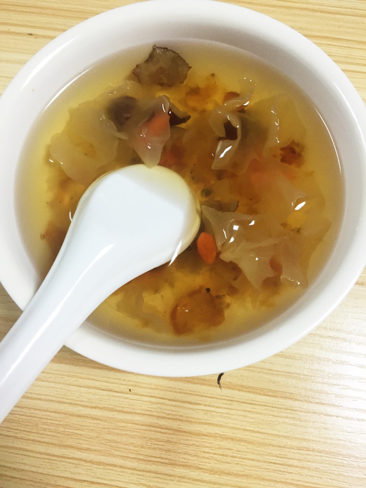 红枣枸杞雪耳桃胶甜品