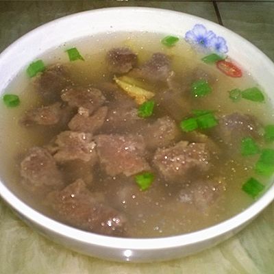 将烧开的牛肉羹汤倒入当碗里即可.
