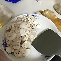 口蘑荸荠鲜肉炒三丁的做法图解1