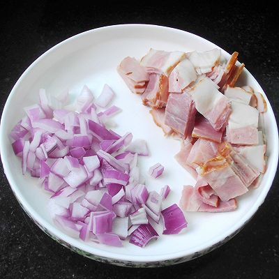 3.培根切小片 洋葱切丁