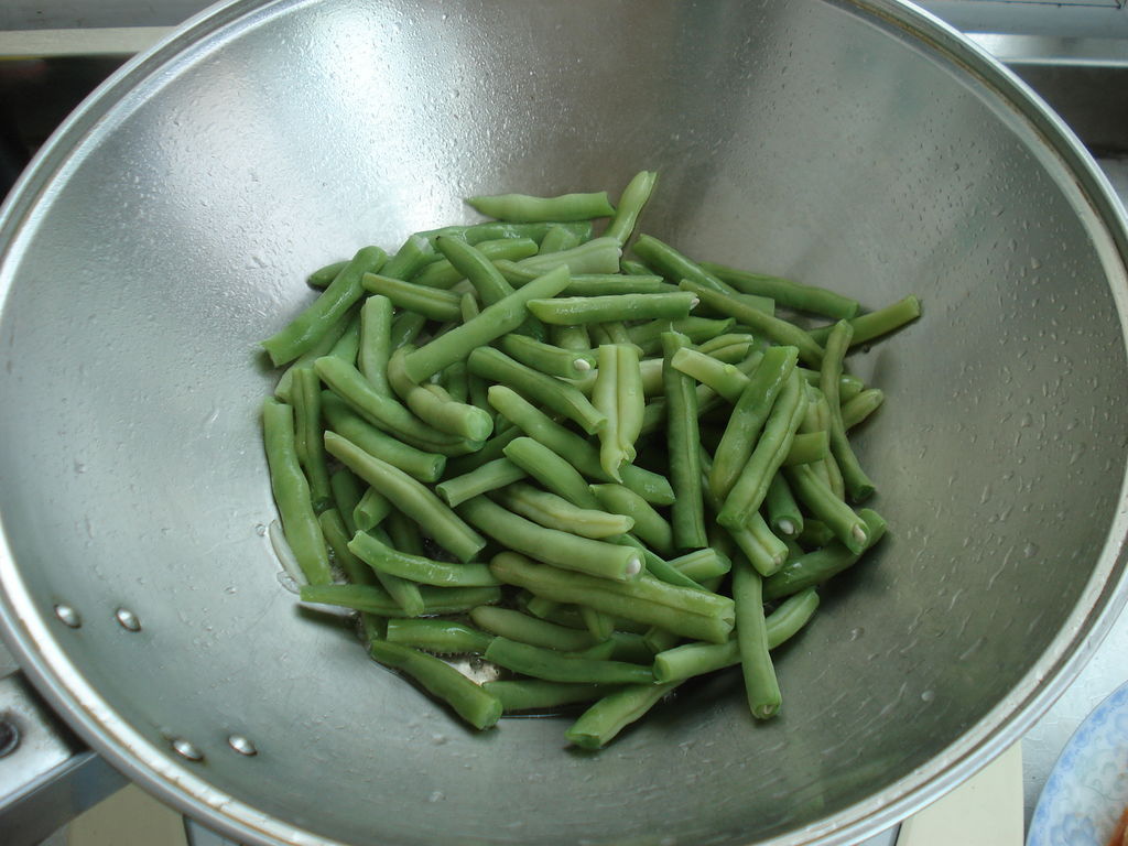土豆胡萝卜丝鸡蛋. 干煸豆角的做法
