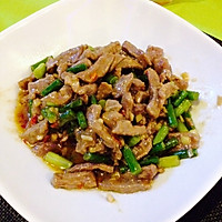 剁椒蒜薹炒牛肉的做法图解3