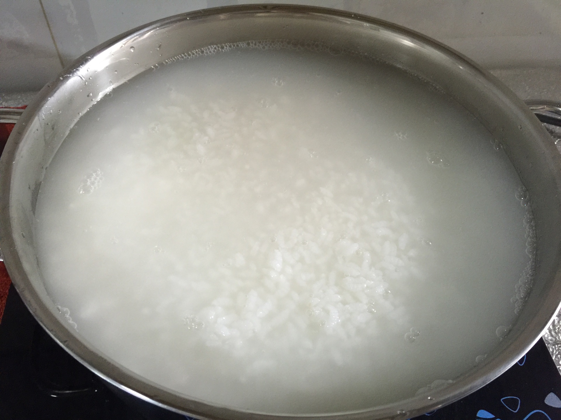 白粥煮8分熟,放螃蟹,虾,葱姜,耗油,盐