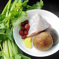 芹菜红枣瘦肉汤的做法图解1