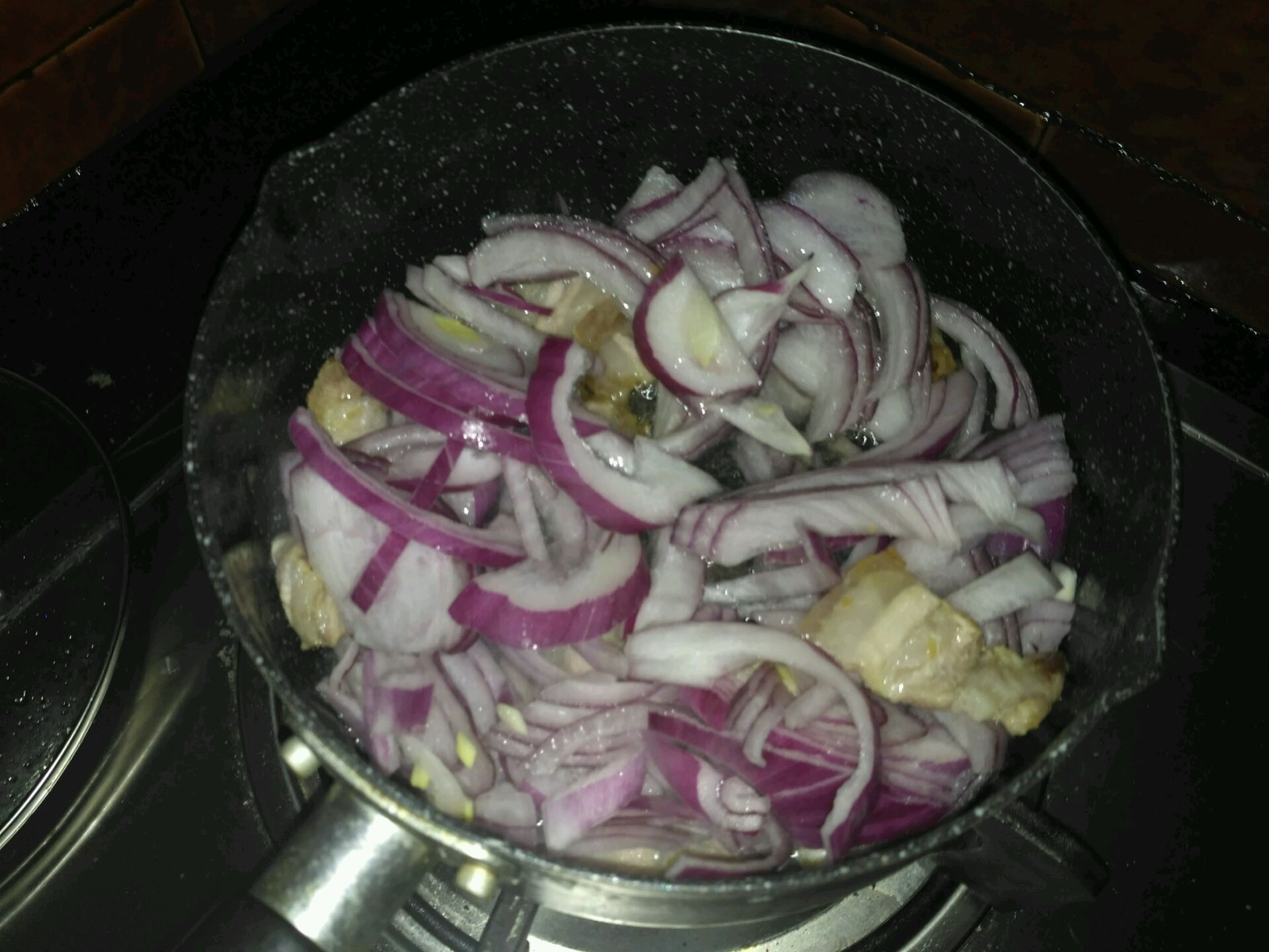 加入泡菜和洋葱一起下锅炒匀