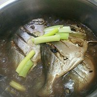 侉炖金鲳鱼的做法_【图解】侉炖金鲳鱼怎么做