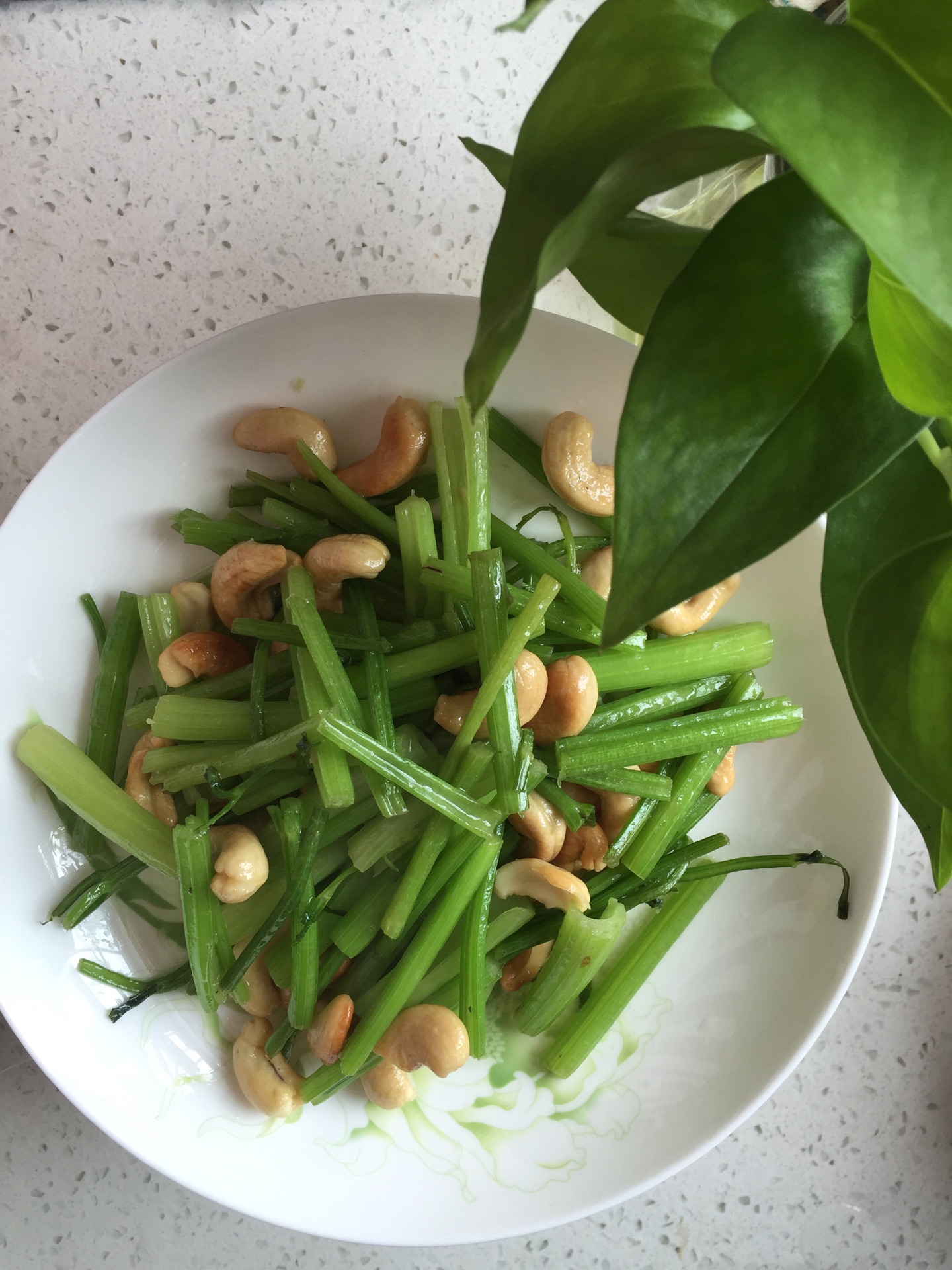 芹菜炒腰果怎么做_芹菜炒腰果的做法_豆果美食