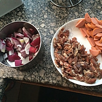 腊肠土豆闷饭的做法图解1