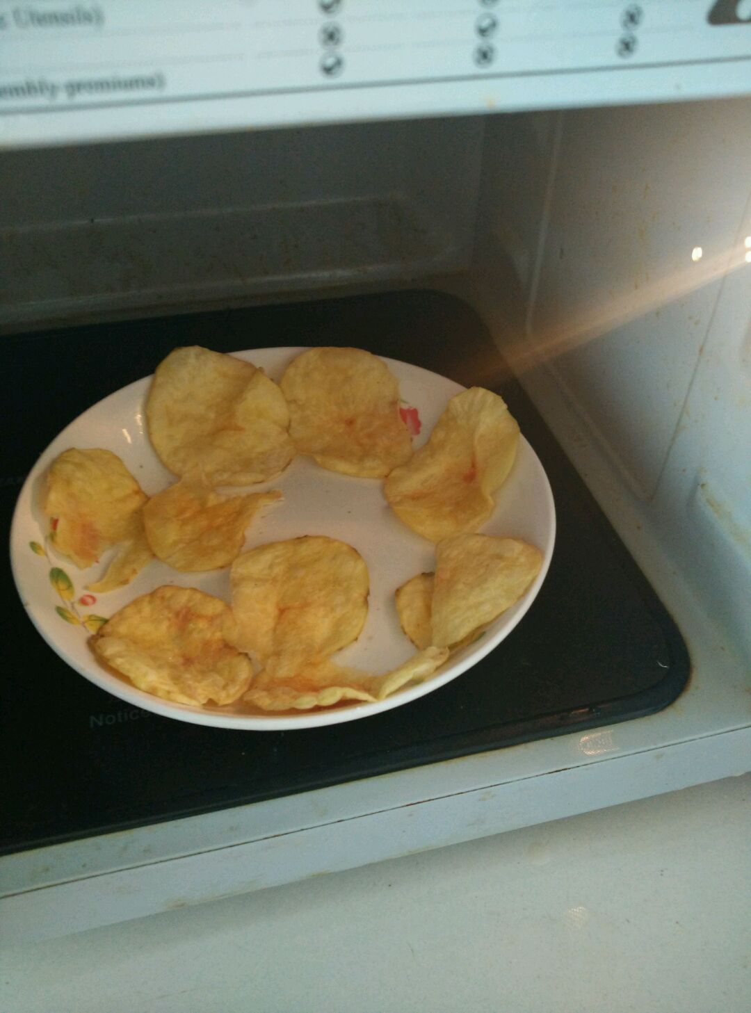 土豆表面撒适量十三香,然后放入盘中 ,不能重叠,放入微波炉加热钟
